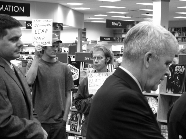 Ollie North Proteste...