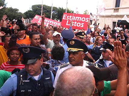 Teachers protest Pue...